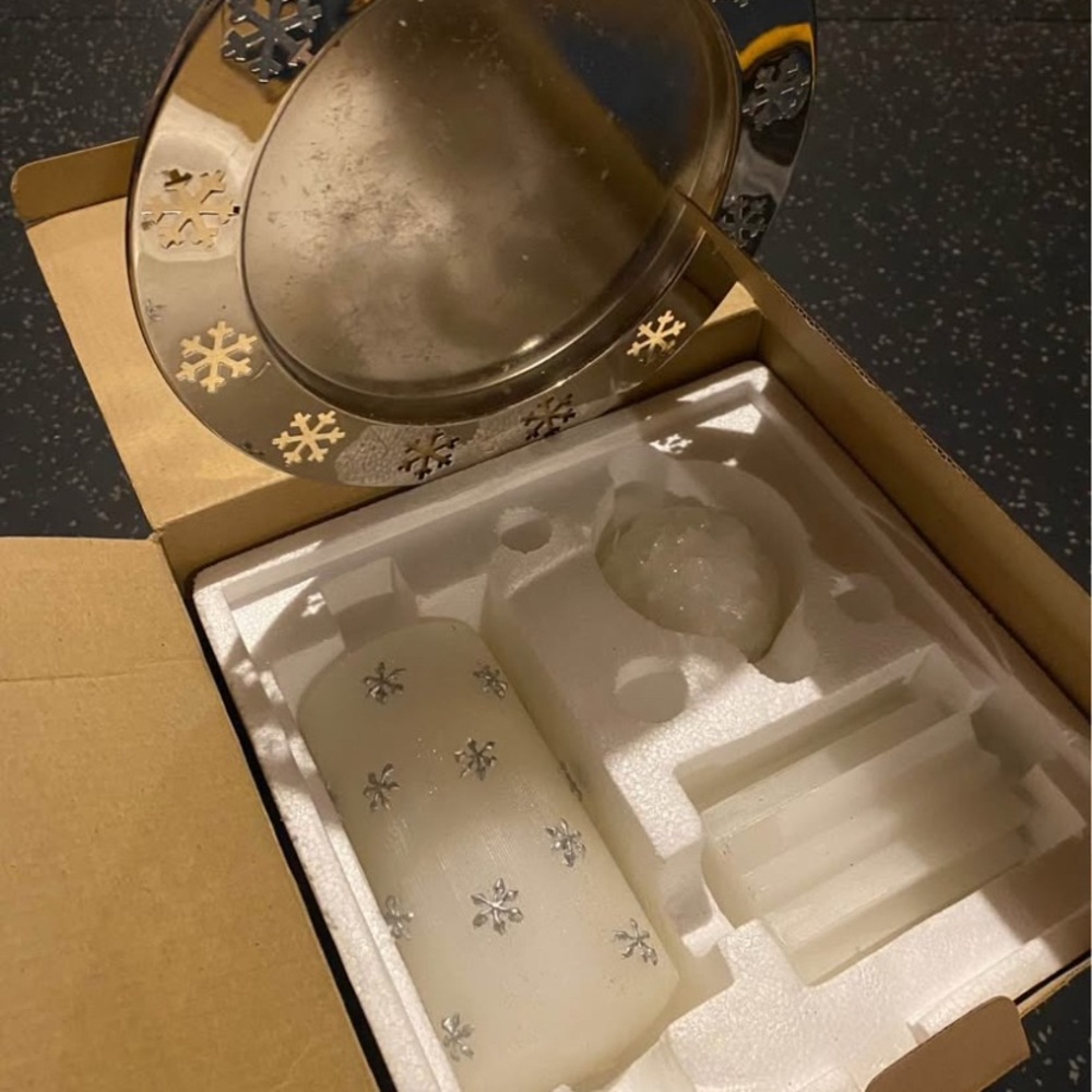 Silver Snowflake Avon Holiday Candle Set